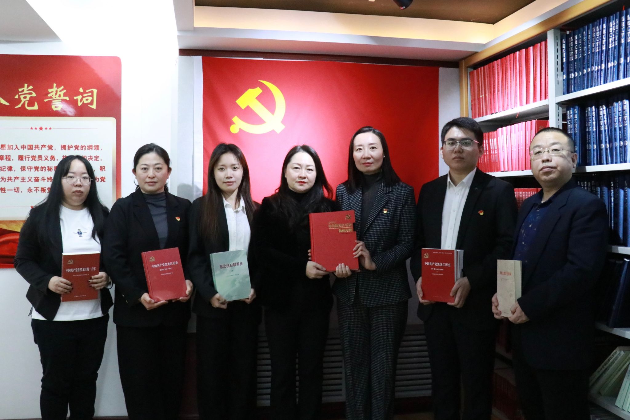 省委史志研究室材料征集处向yl6776永利集团博士生党支部捐赠书籍